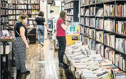  ?? LLIBERT TEIXIDÓ ?? Imagen de la librería La Central, ayer por la mañana, en Barcelona