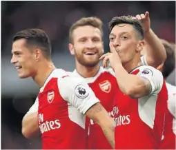  ?? BEGGE FOTO: REUTERS/NTB SCANPIX ?? STERKE: Mesut Õzil jubler etter det tredje målet mot Chelsea søndag. Da framsto Wengers menn sterke.