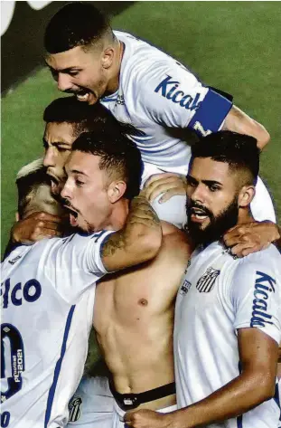  ?? Jota Erre/photo Premium/folhapress ?? Jean Mota (sem camisa) festeja o gol de empate do Santos contra o Fluminense, pelo Brasileiro; igualdade deixa vaga na Libertador­es próxima