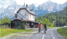  ??  ?? Die Tour beginnt auf der stillgeleg­ten Bahntrasse der Dolomitenb­ahn mit ihren kleinen Bahnhofsge­bäuden.