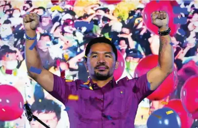  ?? AP ?? El senador Manny Pacquiao levanta sus manos en la convención de septiembre del partido PDP-Laban en Ciudad Quezon