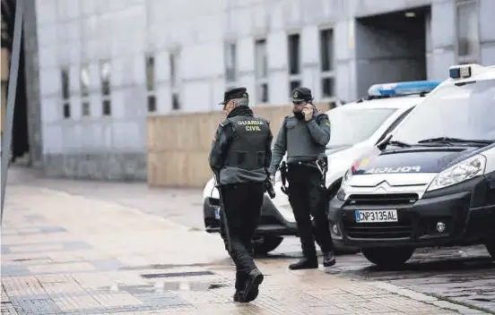  ?? CARLOS GIL ?? Interrogat­orio Agentes de la Guardia Civil después de que el acusado de la muerte del vecino de Hinojal fuera trasladado al juzgado. ▷