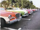  ??  ?? 這些骨董車，都是1962年美國對­古巴貿易禁運前進口的­美國車。