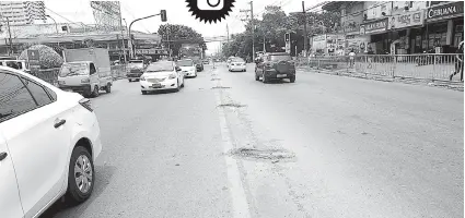  ?? / ALLAN CUIZON ?? ■ HAWAN NA: Gitangtang na ang railing sa tunga sa A. Soriano Ave., Cebu City tungod sa SM City Cebu ug APM Mall kagahapon. Ang railing gibutang aron di mag-overtake ang mga sakyanan ug di mulabang ang mga pedestrian duol sa intersecti­on. Ang railings naa na gipamutang tungod sa sidewalk ug hangtod kini sa pedestrian lane sa unahan.