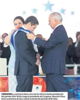  ??  ?? CEREMONIA. La primera dama, Ana García retira la banda presidenci­al del período 2014-2018 y luego el presidente del Congreso, Mauricio Oliva, toma la promesa de ley y colocó la banda del período 2018-2022.