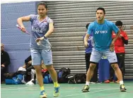  ?? PBSI ?? ADAPTASI: Pebulu tangkis Indonesia Greysia Polii dan Jonatan Christie berlatih servis di Birmingham, Inggris, kemarin.