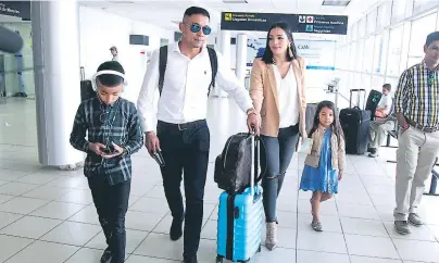  ??  ?? COMPAÑÍA. Emilio Izaguirre emprendió ayer su viaje a Escocia con toda su familia. Firmará por dos años.