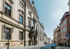  ??  ?? Santiniho dílo Vrcholně barokní průčelí Kolovratsk­ého paláce směřuje do Nerudovy ulice. Naproti italské sídlí rumunská ambasáda.