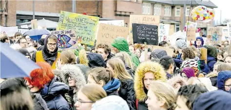  ?? BILD: MARTIN REMMERS ?? Demonstrie­ren fürs Klima: Rund 2500 Schüler und Studenten gingen am Freitag in Oldenburg auf die Straße.