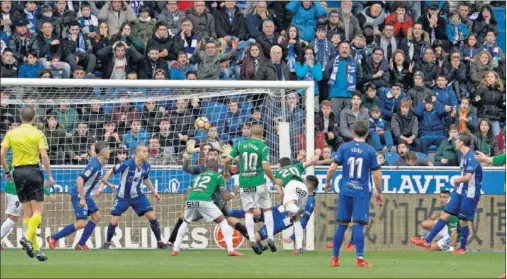  ??  ?? EMPATE FINAL. Zaldua marcó de esta manera el 2-2, que fue como un jarro de agua fría en Mendizorro­za.