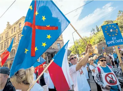  ??  ?? Die Anti-EU-Stimmung, wie hier bei einer Demo in Tschechien, könnte in Österreich bei einem Sieg von Norbert Hofer stärker werden, fürchtet Anton Hofreiter, Grünen-Fraktionsc­hef im Bundestag.