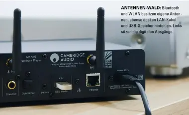  ?? ?? An tennen -Wald : Bluetooth und WLAN besitzen eigene Antennen, ebenso docken LAN-Kabel und USB-Speicher hinten an. Links sitzen die digitalen Ausgänge.