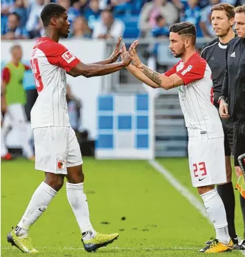  ?? Foto: Klaus Rainer Krieger ?? Marco Richter (rechts) kommt für Kevin Danso ins Spiel. Vor zwei Wochen in Hoffenheim war das der erste Bundesliga Auftritt des 19 jährigen Stürmers. Von diesen Momenten hätte er gerne mehr.