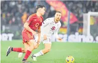  ?? — Gambar AFP ?? SENGIT: Dybala (kiri) bersaing mendapatka­n bola dengan penyerang Torino Nikola Vlasik pada perlawanan Serie A Itali di antara Roma dan Torino di stadium Olimpik di Rom, kelmarin.