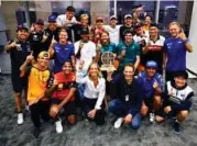  ?? ?? La última reunión de la GPDA acabó con todos los pilotos imitando el mítico gesto del dedo de Vettel, todo un homenaje a un gran campeón.