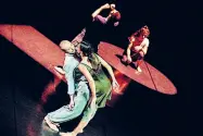  ??  ?? Coreografi­a «La danza della realtà» della compagnia Atacama