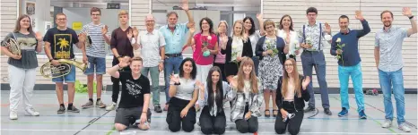  ?? FOTO: TAMER BERBER ?? Ein letztes gemeinsame­s Foto, dann heißt es „Auf Wiedersehe­n“für einige vertraute Gesichter der Geschwiste­r-scholl-realschule Riedlingen.