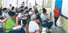  ??  ?? Los estudiante­s del TPA en la escuela Leopoldo Aguilar.