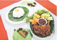  ?? — Gambar Edmund Chang ?? ENAK: Makanan istimewa Indonesia, nasi ayam penyet turut ditawarkan di Little Foot Cafe &amp; Park.