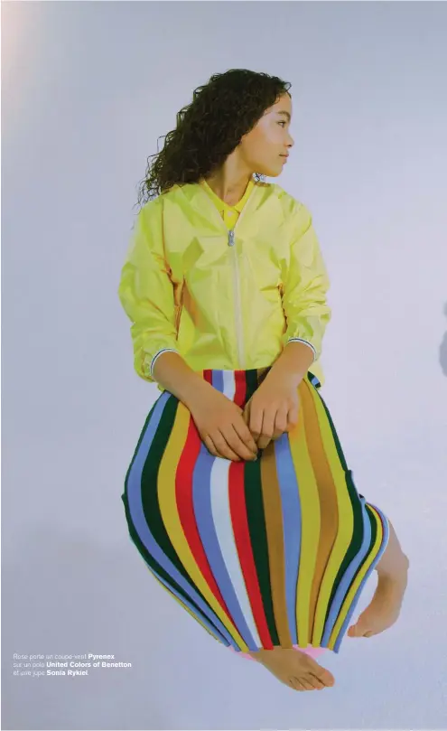  ??  ?? Rose porte un coupe-vent Pyrenex sur un polo United Colors of Benetton et une jupe Sonia Rykiel.