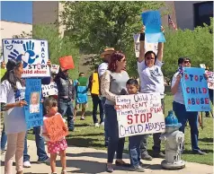  ??  ?? en Las pancartas piden detener el maltrato de niños