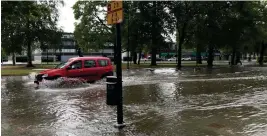  ?? FOTO: SATAKUNDA RäDDNINGSV­ERK ?? I Rauma har det redan rapportera­ts om översvämni­ngar. Aku Pänkäläine­n från Finanssial­a ry rekommende­rar att man inte beger sig ut i vattnet till fots eller i bil.