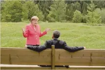  ?? ?? secondo g7 in Baviera. Angela Merkel e Barack Obama al G7 che si svolse a Schloss Elmau, nello stesso castello immerso nel verde della Baviera nel 2015