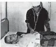  ?? FOTO: AFP ?? Oktober 1967: Ein vietnamesi­scher Arzt versorgt den verletzten Marineflie­ger McCain.