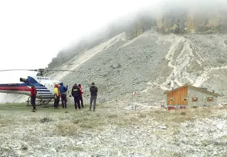  ??  ?? I soccorsi L’intervento all’alba di ieri mattina alle Tre Cime di Lavaredo per salvare i rocciatori