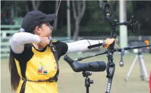  ??  ?? Stefany Jerez, de la zona Norte, se dispone a completar un disparo en las competenci­as de tiro con arco que tienen lugar en el municipio de Ojo de Agua.