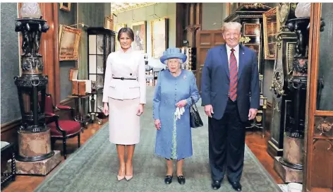  ?? FOTO: AP ?? Welten treffen aufeinande­r: Melania und Donald Trump mit Queen Elizabeth II. im Grand Corridor von Windsor Castle.