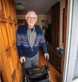  ?? FOTO: JARLE R. MARTINSEN ?? Anders Nøkland er 88 år og har hatt hjertetrøb­bel i mange år. Så han var virkelig utsatt da han fikk korona. Men det gikk bra, nå er han erklaert virusfri.