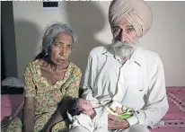  ?? Picture: RAMINDER PAL SINGH/EPA ?? Late arrival... Daljinder and Mohinder with baby son