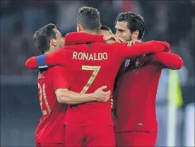  ?? / R. J. BARRATT (GETTY) ?? Cristiano, felicitado tras marcar el gol de la victoria.