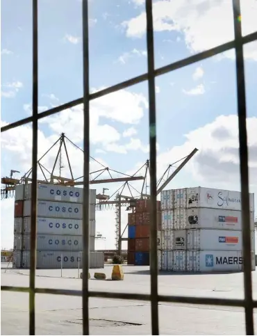  ?? Foto: AFP/Louisa Gouliamaki ?? Container im Hafen von Piräus, in dem sich die chinesisch­e Staatsrede­rei eingekauft hat.