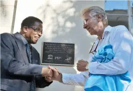  ??  ?? El músico estadounid­ense y embajador de buena voluntad de la UNESCO Herbie Hancock y el cubano Bobby Carcassés develaron una placa en la Casa de la Cultura de Plaza, en La Habana.