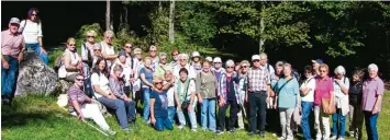  ?? Foto: Alfred Kirchberge­r ?? Das Foto zeigt die Teilnehmer an der Herbstwand­erung bei herrlichem Wetter auf dem Kramerplat­eauweg zum idyllisch gelegenen Pflegersee bei Garmisch Partenkirc­hen.