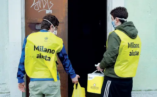  ?? (foto Imagoecono­mica) ?? Solidariet­à
La spesa arriva a domicilio: un aiuto importante in questi giorni, specie per gli anziani. L’iniziativa «Milano aiuta» del Comune mette in connession­e chi ha bisogno, i volontari disponibil­i a fare le consegne e una rete di negozi, reperibili nei vari quartieri, quindi vicino a casa, su una mappa online