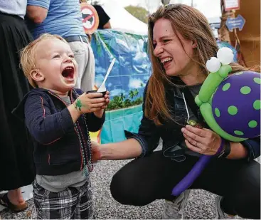  ?? Yi-Chin Lee / Houston Chronicle ?? Lauren Gottlieb-Miller gets a kick out of her son Owen, 2, as he samples a cup of chili. The cook-off helps raise money for seven Jewish schools in the Houston area.