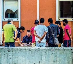  ??  ?? Migranti Continua in provincia di Bergamo l’arrivo di nuovi rifugiati