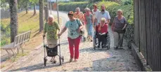  ?? FOTO: PRIVAT ?? Bäume am Uferweg spenden Schatten, Bänke können für Ruhepausen benutzt werden. Doch der Pflasterbe­lag erschwert den Rollstuhlf­ahrern und Benutzern von Rollatoren das Vorwärtsko­mmen.