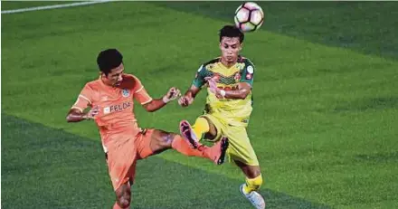  ?? BERNAMA PIC ?? Felda United’s Mohd Alif Yusof (left) and Kedah’s Baddrol Bakhtiar battle for the ball at the Tun Abdul Razak Stadium yesterday.