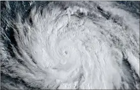  ??  ?? Le cyclone Maria frappe les Caraïbes avec des vents dépassant les 250 km/h.