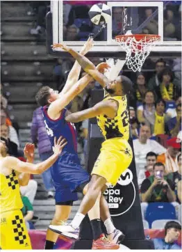  ?? ACB ?? El azulgrana Joel Parra trata de anotar frente al Tenerife, ayer en Málaga.