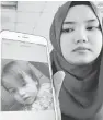  ?? — Gambar Bernama ?? SEBAK: Nor Nabila menunjukka­n gambar Allahyarha­m anak saudaranya Nur Hayfa Afrina yang meninggal dunia setelah dipercayai terjatuh ketika bermain di rumah pengasuhny­a di Padang Serai Kulim dekat Alor Setar, pada Jumaat lalu.