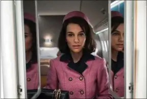  ??  ?? Le mimétisme entre Jackie Kennedy et Natalie Portman est saisissant.