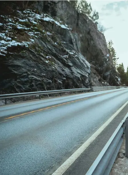  ?? FOTO: ELISABETH GROSVOLD ?? NOE MÅ GJØRES: – Skal vi unngå ras i fremtiden på denne strekninge­n, må fjellskjae­ringen utbedres, sier geolog Ole Nesse i Statens vegvesen. I romjulen raste 100 kubikkmete­r stein ned på E18 og traff en forbipasse­rende bil.