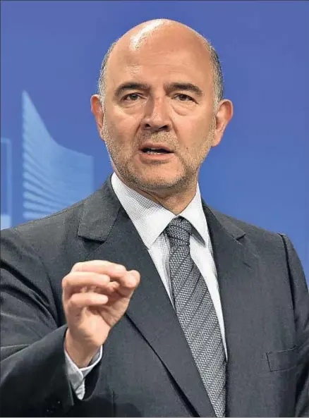  ?? JOHN THYS / AFP ?? Moscovici considera que España deberá ajustar la brecha de 9.000 millones abierta en los presupuest­os