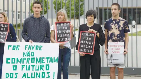  ??  ?? Na semana passada, pais e alunos de escolas de Leiria apelaram ao fim da greve dos professore­s às avaliações