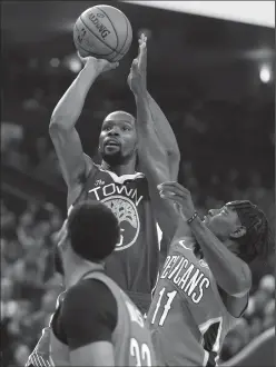  ?? ANDA CHU/TRIBUNE NEWS SERVICE ?? The Warriors’ Kevin Durant (35) shoots the ball against Pelicans’ Jrue Holiday (11) in Oakland on Wednesday. The Warriors beat the Pelicans 131-121.